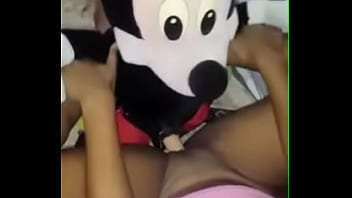 se graba masturbando con mickey consolador