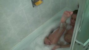 Busty MILF Leeanna's sexy bubble bath