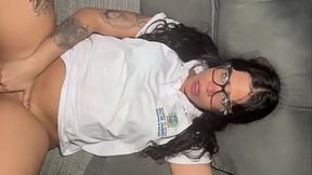 Cheguei estressada e descontei na rola do meu padrasto dando ch&aacute_ de cu.