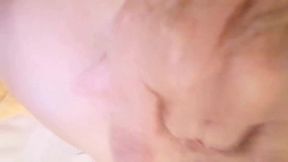 caresses doigtage etendue nue sur le lit
