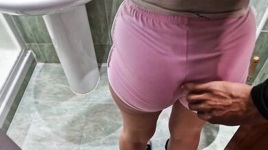 Desconocido me paga dinero para que juguemos a tocamientos prohibidos mientras me frota su polla dura en el baño del hotel