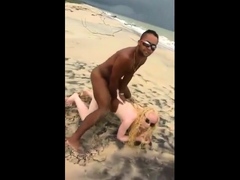 Comendo mulheres na praia suja