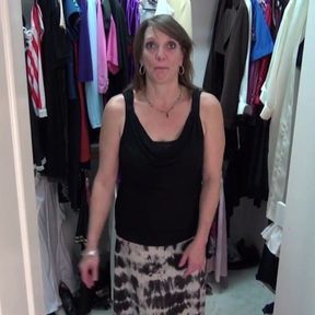 Amateur step mom fucks her hungry cunt in wardrobe