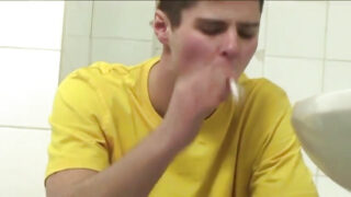 วิดีโอทำเองแบบสมัครเล่น แสดงภาพผู้ชายกำลังอมอวัยวะเพศของกันและกันก่อนที่จะมีเพศสัมพันธ์ทางทวารหนักแบบไม่สวมถุงยางอนามัย