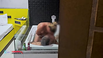 Deixei o corno de castigo s&oacute_ espiando do lado de fora enquanto ele me come na banheira