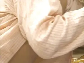 Hitomi Kurosaki Mature Asian lady is a babe