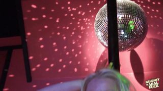 Sæd i munnen, gruppesex – hardcore film av barmfager strippere med store pupper Cindy Behr, Kat Lee og Tracey Venus som blir analknullet av Ben Dover og Pascal White