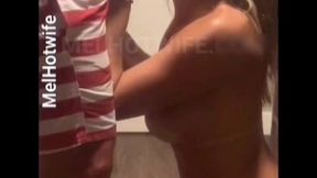 corno manso humilhado chama dotado pro hotel pra ver esposa casada sendo arrombada e engolindo porra na frente dele - ela chupa pauzao grosso, da o cu