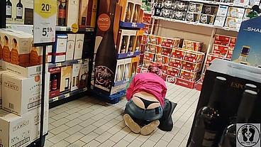 CRAZY REBECA ADDAMS IN JEANS BUTTCRACK AT THE SUPERMARKET