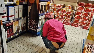 CRAZY REBECA ADDAMS IN JEANS BUTTCRACK AT THE SUPERMARKET