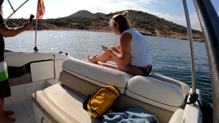 Tocandose en el barco y termina encima mía con ese gran culo.