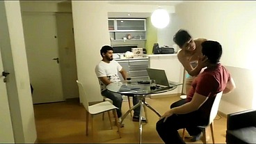 Perla López, a nymphomaniac transsexual, goes to the supermarket while her two partners are working and stares at two men with a desperate desire for sex.