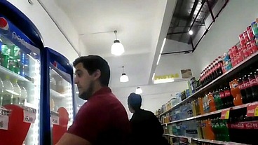 Perla López, a nymphomaniac transsexual, goes to the supermarket while her two partners are working and stares at two men with a desperate desire for sex.