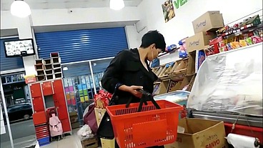 Perla López, a nymphomaniac transsexual, goes to the supermarket while her two partners are working and stares at two men with a desperate desire for sex.