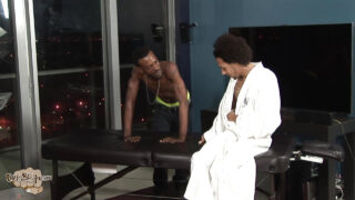 Schwarze schwule College-Schlampen, großer schwarzer Schwanz wird anal gefickt