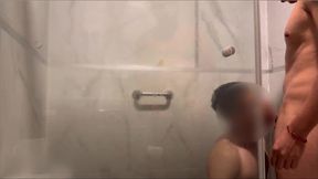 joven mexicano caliente se deja follar por 2 machos deseosos de culo.