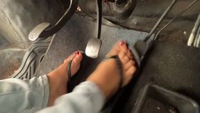 Mrs. Barbara takes the wheel of the old Fiat 147 as she drives!!!