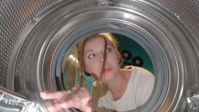 Stepsister stuck in the washing machine with her ass out