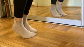 TIP TOE SOLES IN FRONT OF THE MIRROR - MP4 Mobile Version