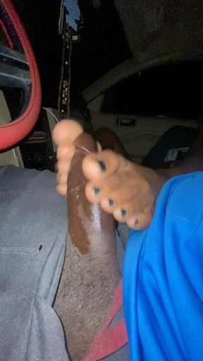 I love his baby mamas feet she gives the best cumshots