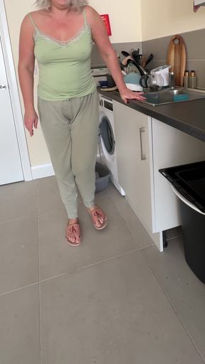 Dishes Vs. Full Bladder… I Lost Control and Piss in Pants