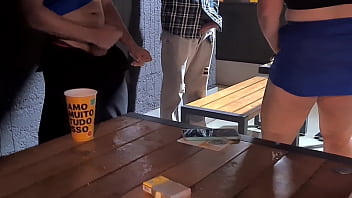 Sexo em p&uacute_blico no fast food! Casal faz suruba no drive thru e arrisca tudo!