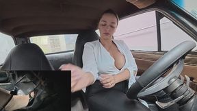 Karlotta tríes yo start the Fiat 147 while a black bikini