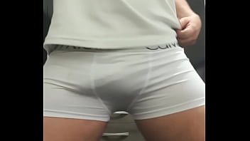 Dan&ccedil_ando de cueca branca