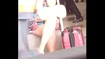 Coroa maravilhosa essa safada com uma corpo perfeito sensualizando excitada se exibindo para o marido no aeroporto. Flashing flash p&uacute_blico que rabo na rua