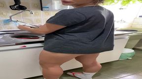 esposaheyya lavando louca e mostrando a bucetinha raspada !!