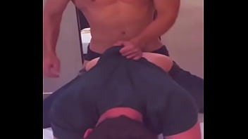 ME ESTABA TCANDO EN LOS BA&Ntilde_OS DEL GYM Y ENTRA UN PUTITO A COMERMELA