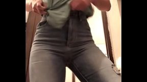 Chica hermosa bailando y desnudandose