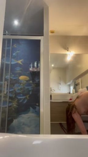 A peine arrivée au airbnb et déjà entrain de se foutre a poile
