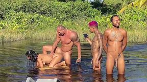 corno manso nao aguenta ver esposa sendo fodida no pelo por outro cara e chora