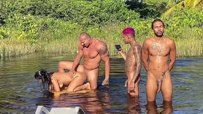 corno manso nao aguenta ver esposa sendo fodida no pelo por outro cara e chora