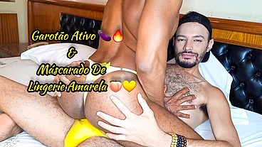 Mascarado de lingerie amarela levando duas leitadas no cú - Foda completa