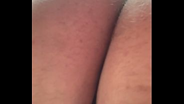 Bumbum branquinho de bru&ccedil_os na cama vestindo fio-dental preto