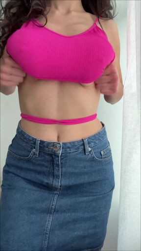 Naked model invites fans to her clips4sale page for custom content