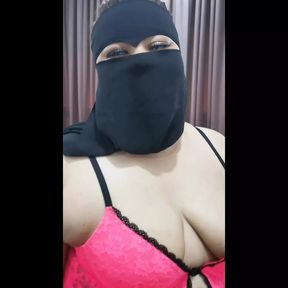 Arab milf with big naturals saggy tits