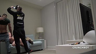des beaux mecs baisent en backroom filmés par une camera de surveillance
