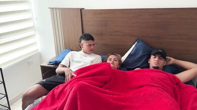 ¿Que puede pasar si MILF comparte cama con su hijastro y su marido?. SEXO DURO A ESCONDIDAS.