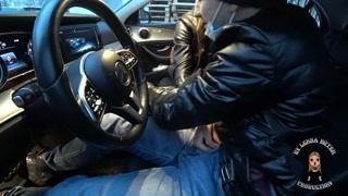 The fellow traveler did not have money and she sucked the Mercedes driver