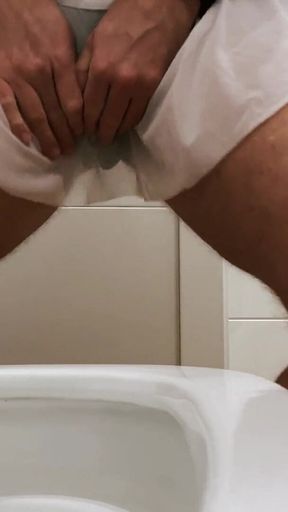 Crossdresser Con Un Gran Trasero En Minifalda Está Orinando