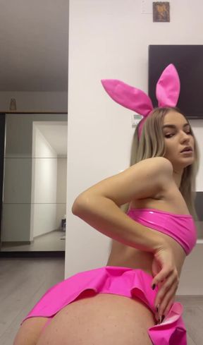 Anal-loving blonde amateur babe shows off her cute tits