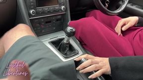 La mère MILF de mon meilleur ami m'a emmené faire un tour dans sa voiture