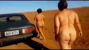 mary cadelona casada se exibindo na fazenda beirando a estrada juntamente com sua amiga li, as duas rainhas peladas pra todos admirarem