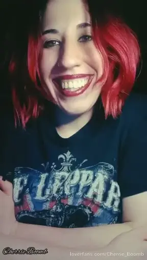 Llegas a casa del trabajo. Tu chica te llama por videollamada y te manda relajarte y hacerte la mejor de las pajas.......
