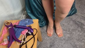 Mrs Mature Feet having a little free time while wearing her very old stinky work pantyhose