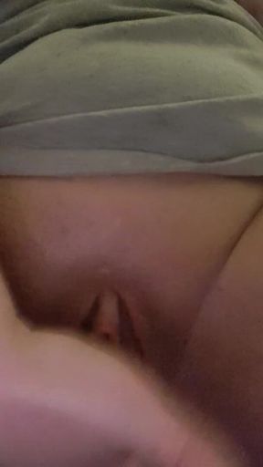 She puts her deodorant and her fingers deep in her cunt - closeup solo