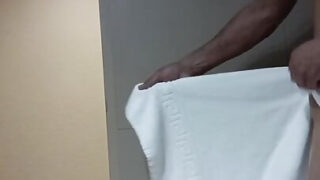 Những chàng trai đồng tính nghiệp dư tuổi teen có dương vật to tự sướng và thực hiện những màn oral sex và handjob vụng về trong các cảnh quan hệ hậu môn tự quay tại nhà.